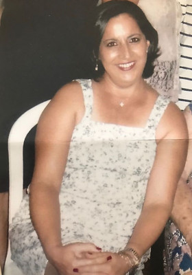 Valéria Teresinha Cascão, aniversariante do dia 17. Recebe o carinho do esposo Valdir França 