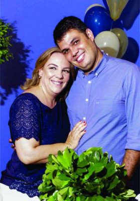Walkiria de Fátima S. Cassiano aniversariante do dia 18 com o esposo Luiz Lemos F. Júnior 