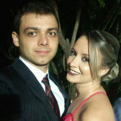 Yuri Lima Vasconcelos Moreira, completa 25 anos na segunda-feira, 19, ao lado da namorada Mariana Acácia, aniversariante do dia 21, quando completará 23 anos. Nossos cumprimentos ao casal