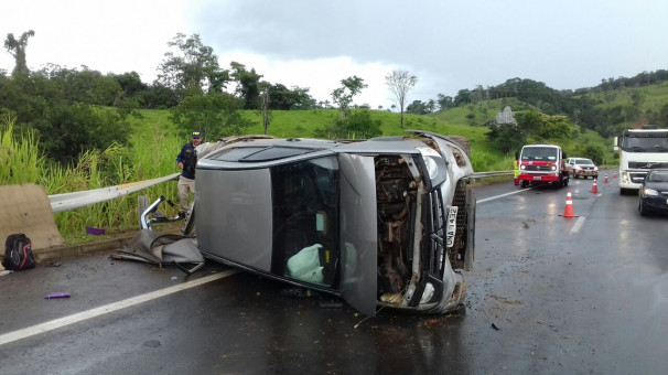 Veículo capotou após ‘derrapar’ na pista