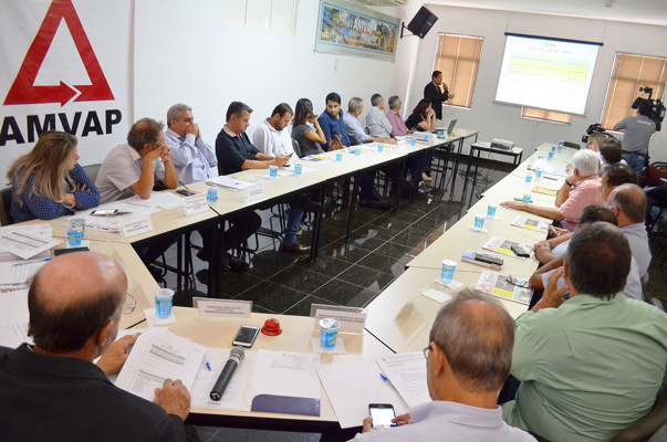 Atual cenário de repasses financeiros aos municípios é tema de reunião na AMVAP