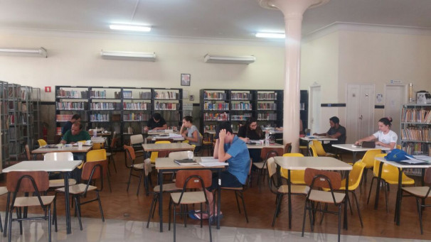 Estudantes pedem aumento na quantidade de tomadas de energia do local