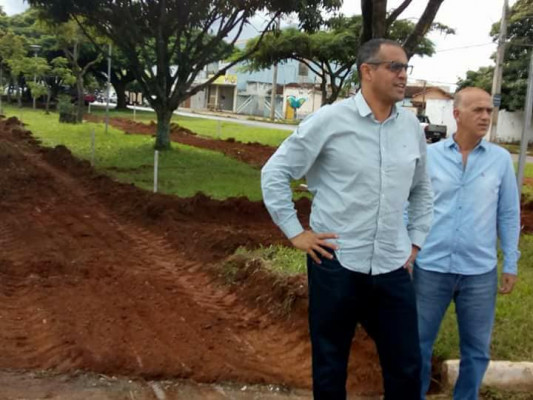 O secretário de Desenvolvimento Econômico e Turismo, Júberson dos Santos Melo e o Superintendente de Água e Esgoto, André Reis visitaram a avenida Mato Grosso 