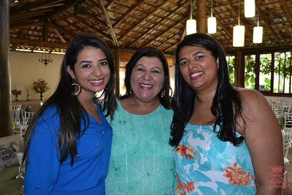 Anézia Maria dos Santos aniversariante do dia 8 e filhas Vandréia Santos dias e Viviane Santos Dias 