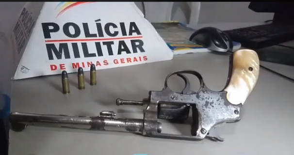Arma de fogo e munições apreendidas pela PM ** Divulgação 