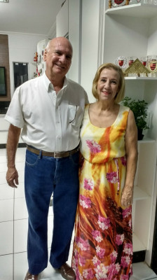 Carmem Marilia S. Cassiano, aniversariante do dia 16 ao lado do marido Walker Cassiano 