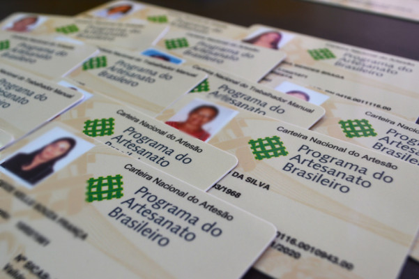 A expectativa é que mais de 100 artesãos retirem o documento
