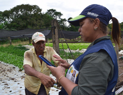 Recenseadora Aparecida Pereira aplica questionário na zona rural de Uberaba 