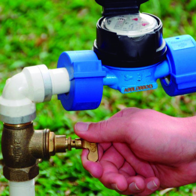 A empresa vencedora da licitação fará em média 100 cortes diários no fornecimento de água