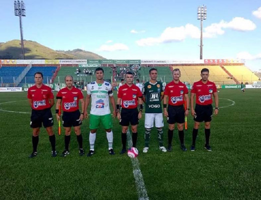 Capitães de Uberlândia e Caldense com a arbitragem ** Divulgação 