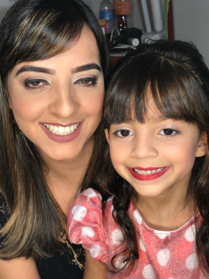 Acompanhada na foto pela mãe, Morena Borges Santos, Laís Borges Corsino festeja nesta sexta-feira mais um ano. Parabéns. #PadrinhoAma