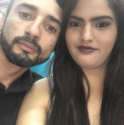 Flúvio Fernandes, aniversaria amanhã. Na foto, com a esposa Caroline Honório 