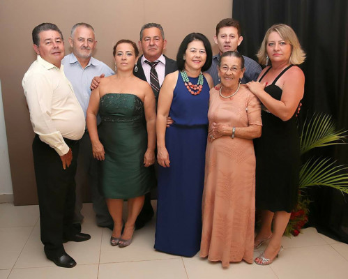 Helena Borges Fernandes, completa 84 anos no dia 21. Na foto, com os filhos