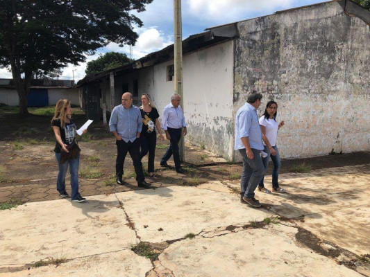 Representantes do Deputado Estadual Arnaldo Silva e da COHAB estiveram em Araguari para anunciar o benefício 