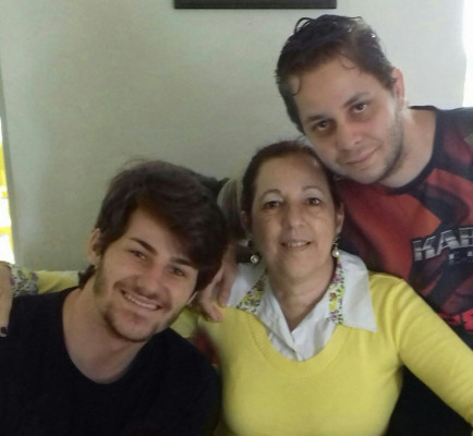 Marta Duarte, aniversariante de hoje. Está com os filhos Lucas e Diego 