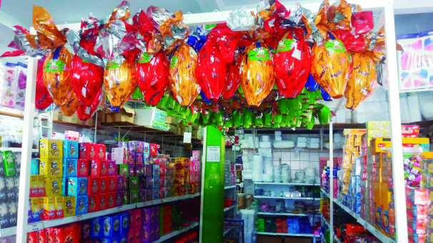 Materiais para confecção caseira podem ser adquiridos em comércios especializados em embalagens