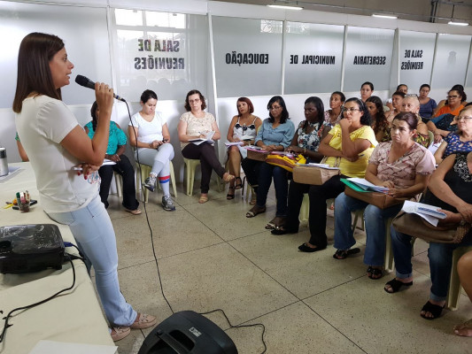 Estiveram presentes diversos representantes de departamentos da secretaria de Educação 