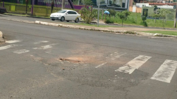 Em algumas vias, não há sinalização vertical e a horizontal se encontra desgastada