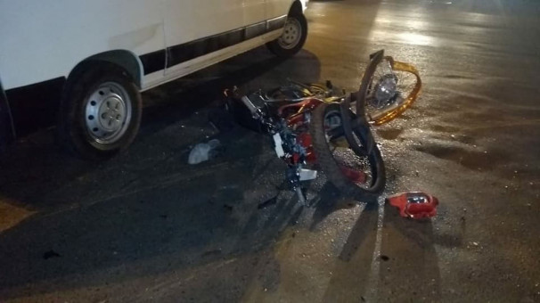 Motociclista é “jogado” no canteiro central após acidente na Belchior de Godoy