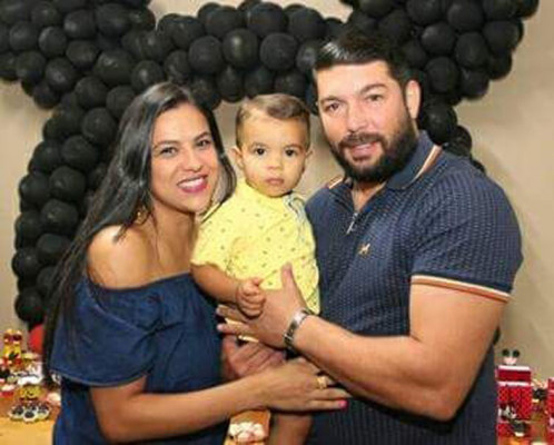 Mylena Campos Lino  aniversariante de hoje recebendo o carinho o marido Admilson  Carvalho e do filho  Cauã 