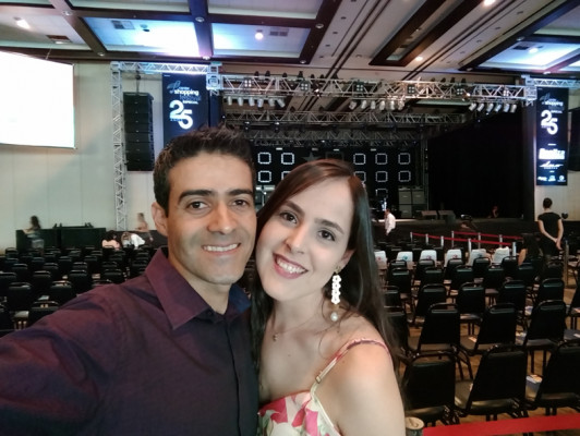 Denise Coelho Carvalho com seu esposo, Marcos Paulo, aniversariante de hoje