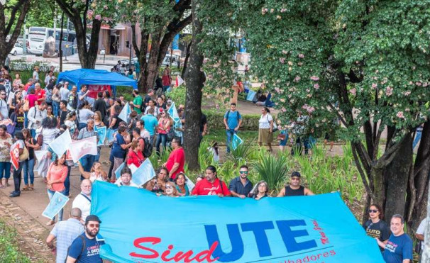 Servidores lutam pelo pagamento do piso salarial