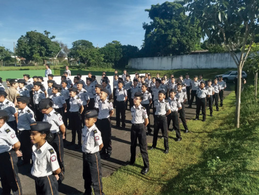 Estudantes aprendem noções de civismos desde os primeiros anos