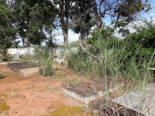 Moradores de Amanhece expõe situação do cemitério em redes sociais