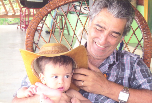 Benjamin Resende “Boiadeiro Surfista” aniversariante de hoje, com o avô Gilmar Resende, da Agroboi Ltda