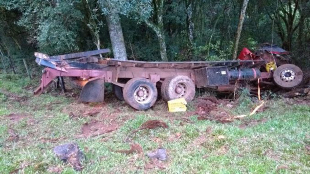 Acidente aconteceu próximo ao local onde dias atrás outro profissional do volante perdeu a vida com um caminhão carregado de recicláveis
