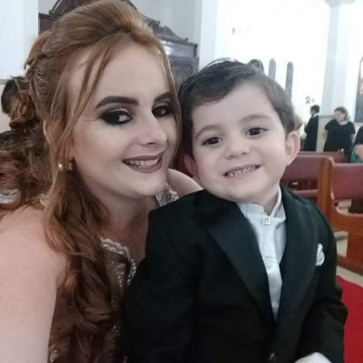 Emiliana Carolina Mendes, aniversariante de hoje, com o filho Hamilton 