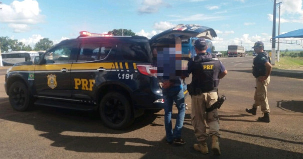 Agentes da PRF recuperaram o caminhão roubado ** PRF