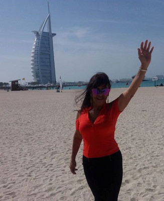  É com as mãos para os céus de Dubai e com vista para o hotel mais luxuoso do mundo – Burj Al Arab, que a socialite Claudice Faria agradece ao criador por mais um ano de existência. Parabéns para a elegante araguarina pelo aniversário que acontece hoje, dia 19.