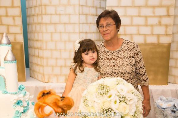 Nadir Guimarães Chaves, dia 19, com a neta Valentina 