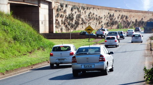 Pistas do viaduto começaram a apresentar desníveis devido à infiltração das águas das chuvas