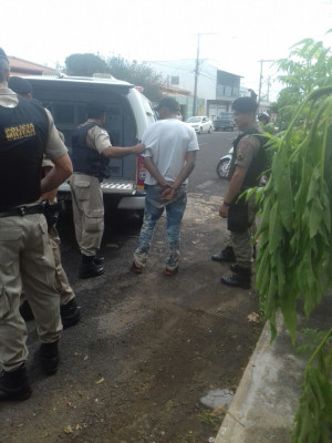 Suspeitos de roubo a veículo em Uberlândia são presos no centro de Araguari