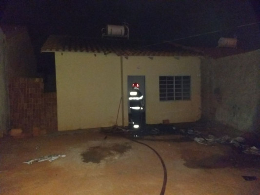 Forro de PVC do imóvel não resistiu ao calor e se desfez em todos os compartimentos