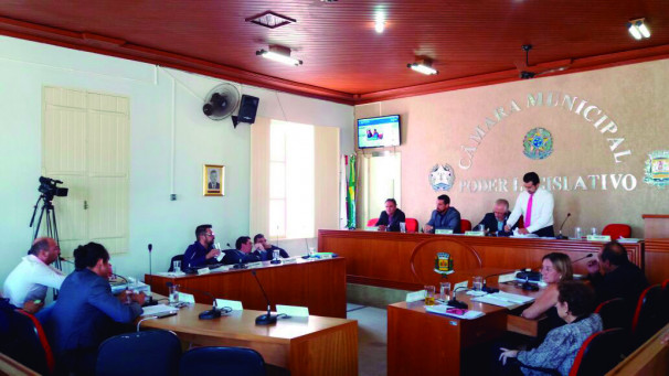 Projeto foi aprovado por 14 votos e entrou com dispensa de interstício