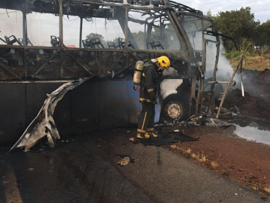 Grave acidente ocorreu neste domingo e veículos foram incendiados ** PRF