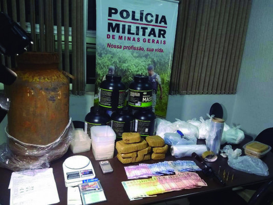 Veículos, dinheiro e entorpecentes apreendidos no imóvel ** Divulgação