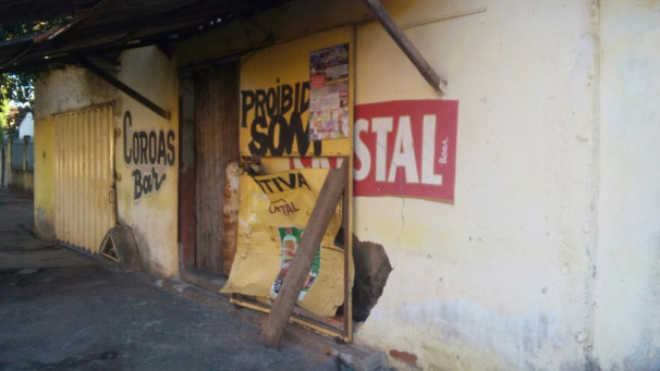 Veículo danificou a parede de um bar, na rua Vitória ** Gazeta do Triângulo