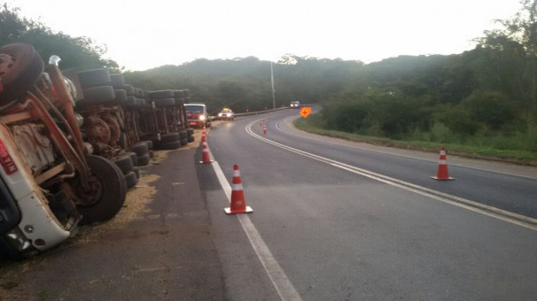 Condutor da carreta perdeu o controle do seu veículo e tombou distante 5 km da divisa com o município de Araguari ** PRF