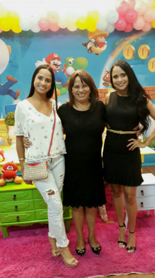 Ivanir Alves, dia 2, ao lado das filhas Nayara e Jessica Que a sua alegria de viver seja espalhada entre todas as pessoas que cruzarem com você em algum momento da sua vida. Você é uma guerreira e nada neste mundo é forte o suficiente para abalar a sua estrutura! Parabéns! 