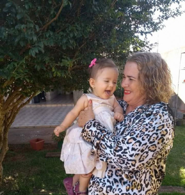 Maria das Graças, dia 24 de maio, ao lado da netinha Antônia