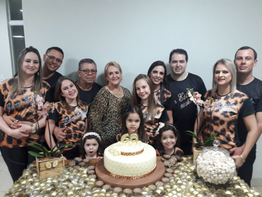 Maria de Lourdes Costa Pedroso aniversaria amanhã. Na foto, com o esposo Roberto Pedroso, filhos, genros, nora e netas