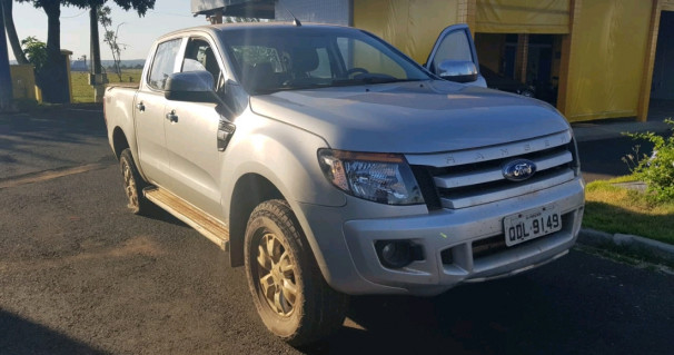 Suspeitos presos e material apreendidos pelos policiais ** PRF 