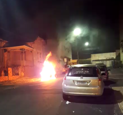 A motocicleta foi totalmente carbonizada 