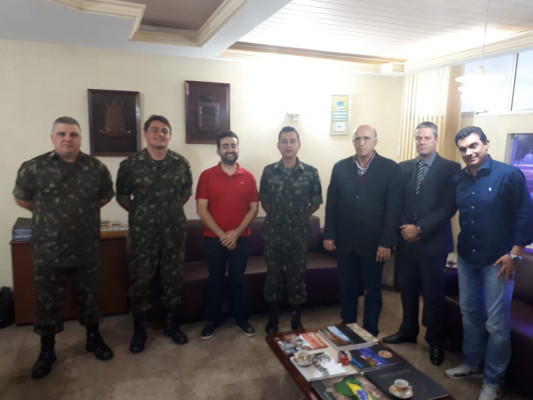 Representantes da prefeitura e da Câmara Municipal se reúnem com o comando do Batalhão Mauá