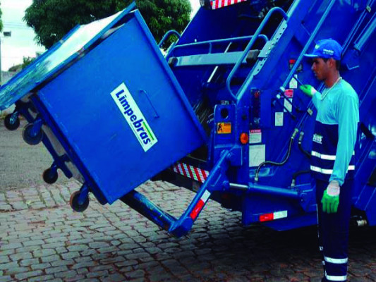 Coleta de lixo é paralisada neste feriado e retomada amanhã, sexta-feira