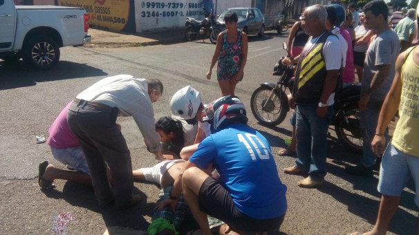 Ciclista colide com traseira de veículo e sofre traumatismo craniano